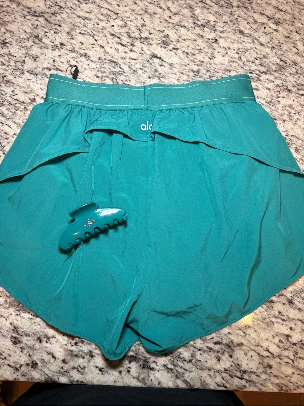Alo Shorts + Clip in Emerald Isle Match Point Short 90s Claw Clip